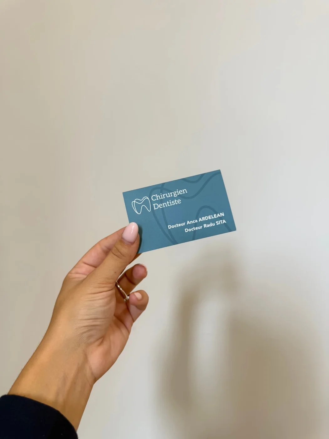 Carte de visite bleu pétrole pour un cabinet dentaire